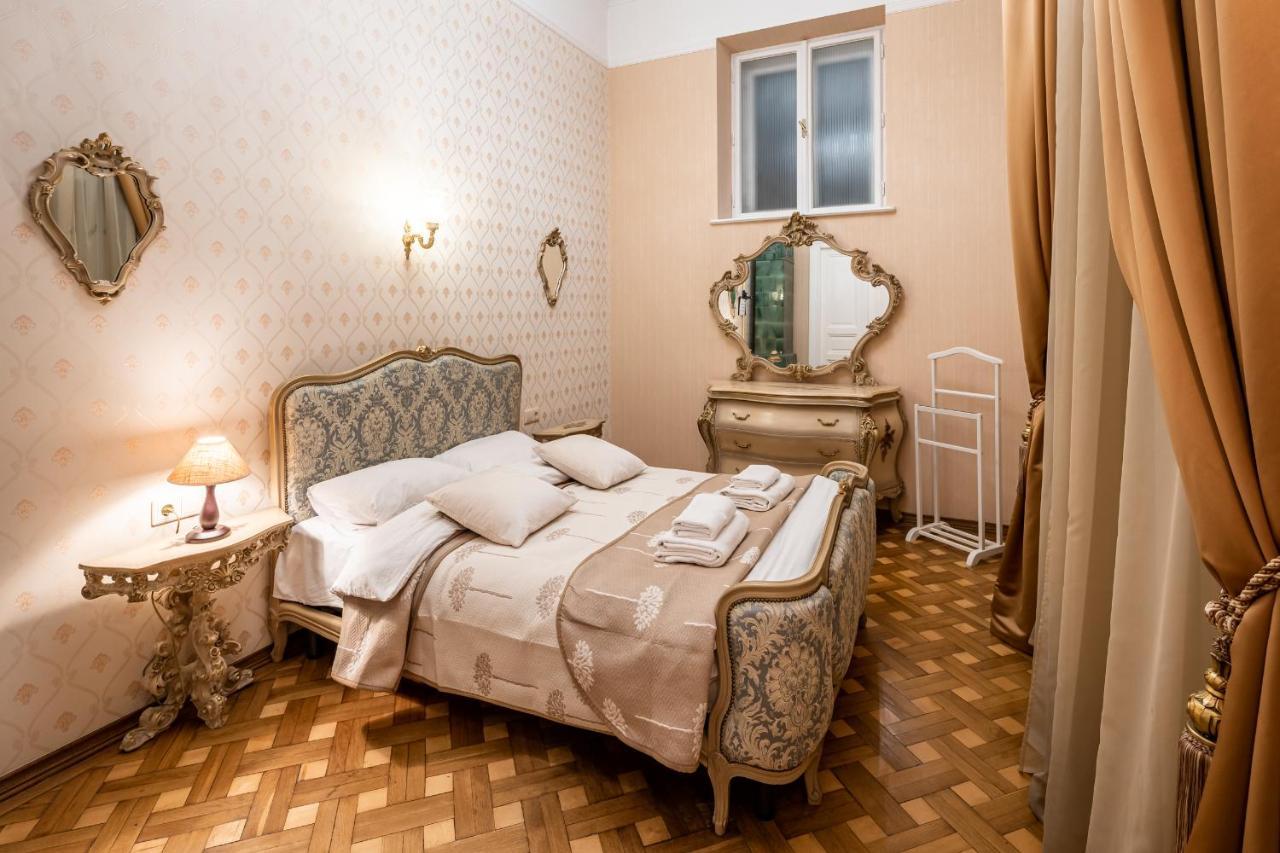 3 Bedrooms Royal Italian Style In An Austrian Building, Parking, Balcony Lviv Exterior photo