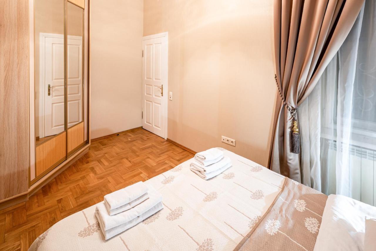 3 Bedrooms Royal Italian Style In An Austrian Building, Parking, Balcony Lviv Exterior photo
