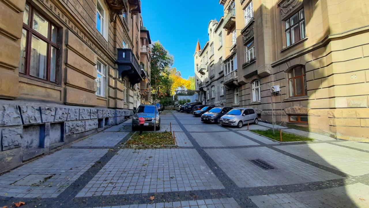 3 Bedrooms Royal Italian Style In An Austrian Building, Parking, Balcony Lviv Exterior photo